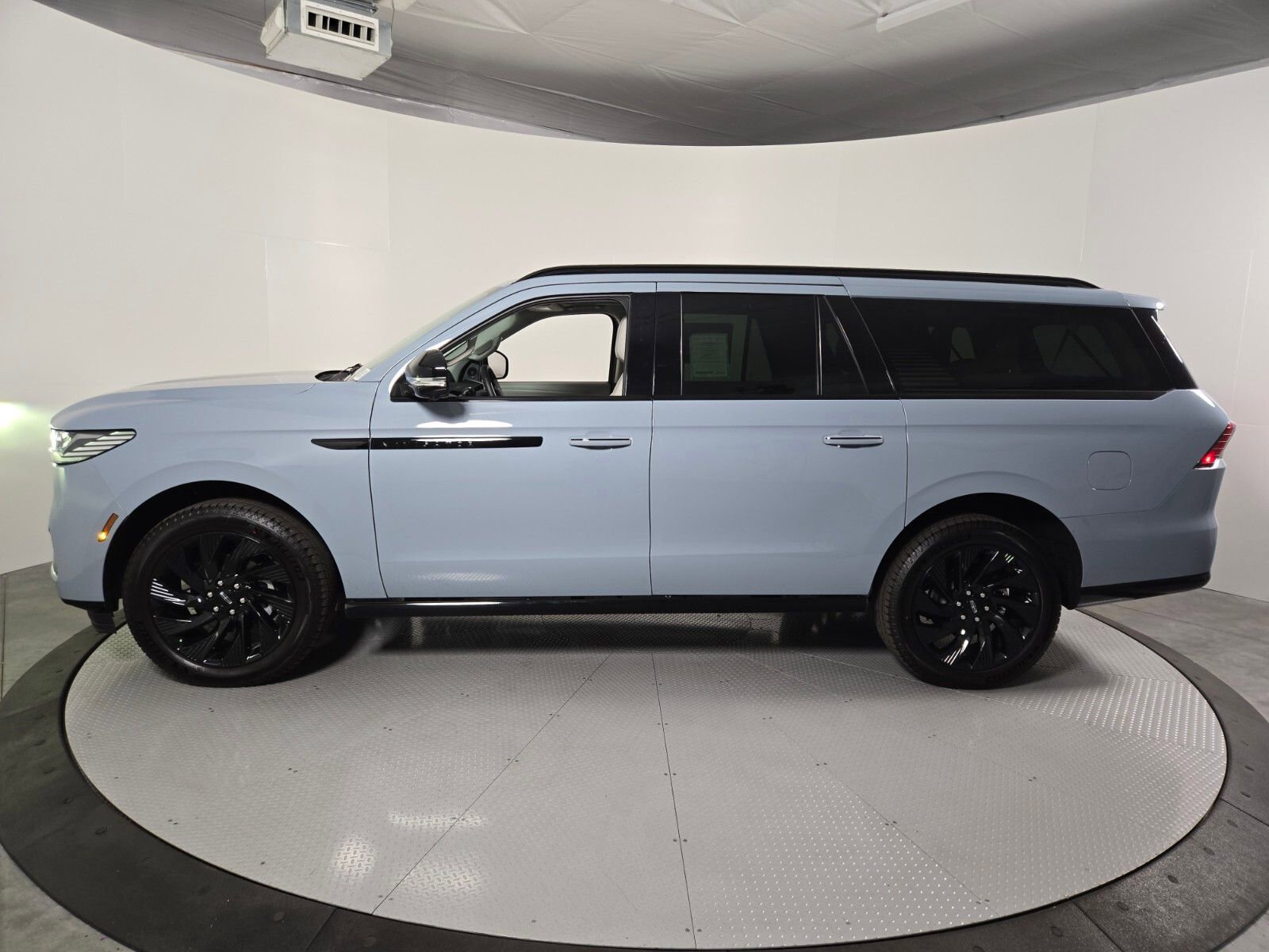 New 2026 Lincoln Navigator L Reserve w/ Jet Appearance Package AWD/4WD image 8