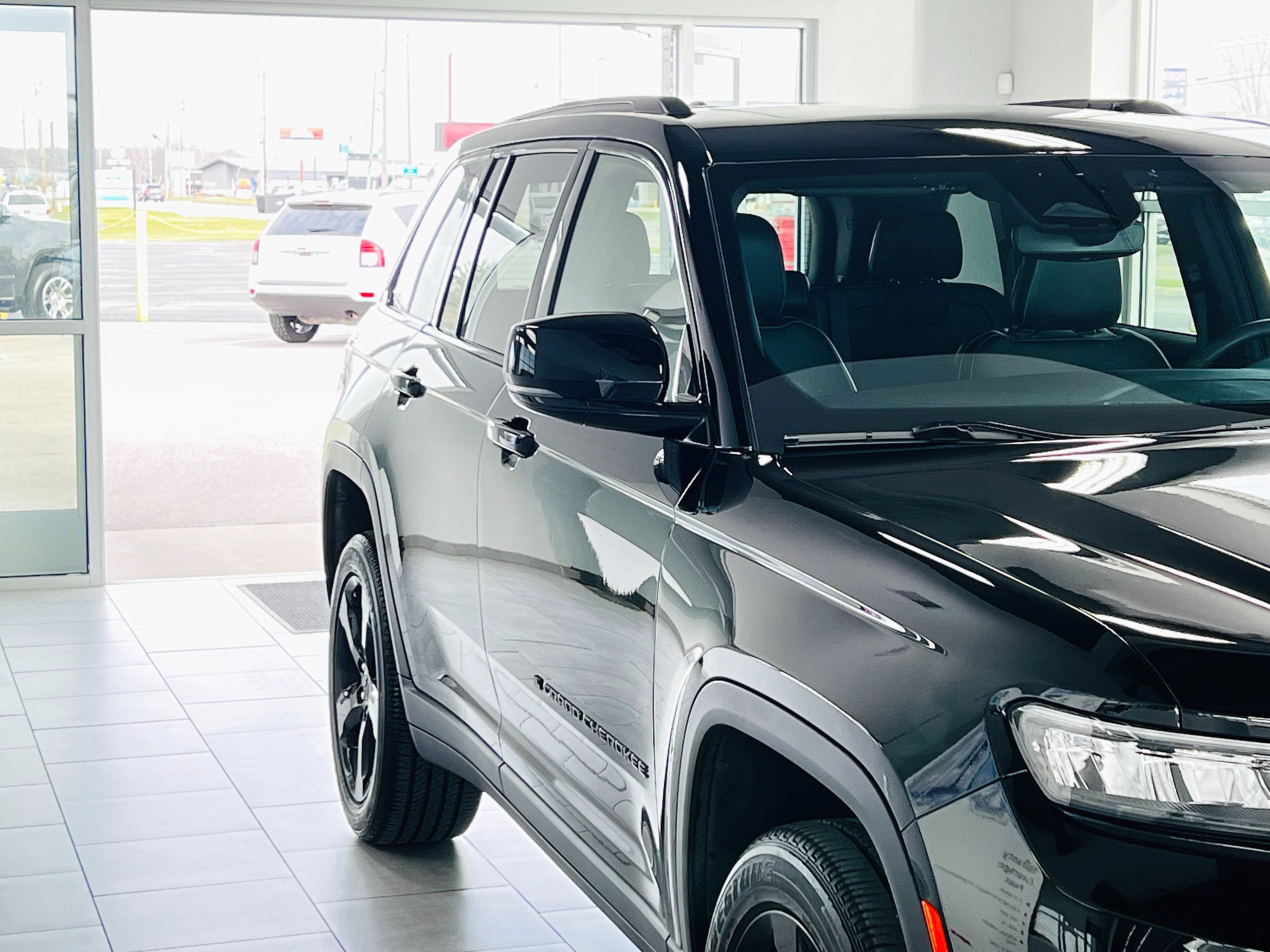 Used 2024 Jeep Grand Cherokee Altitude image 5