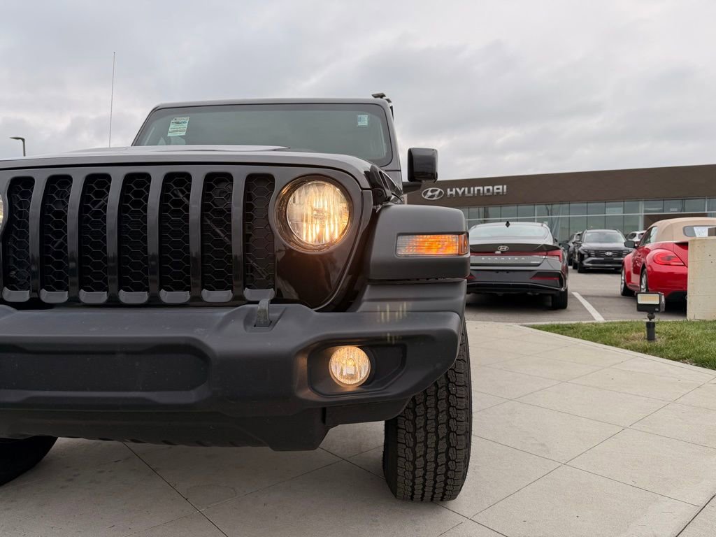 Used 2021 Jeep Gladiator Sport AWD/4WD image 9