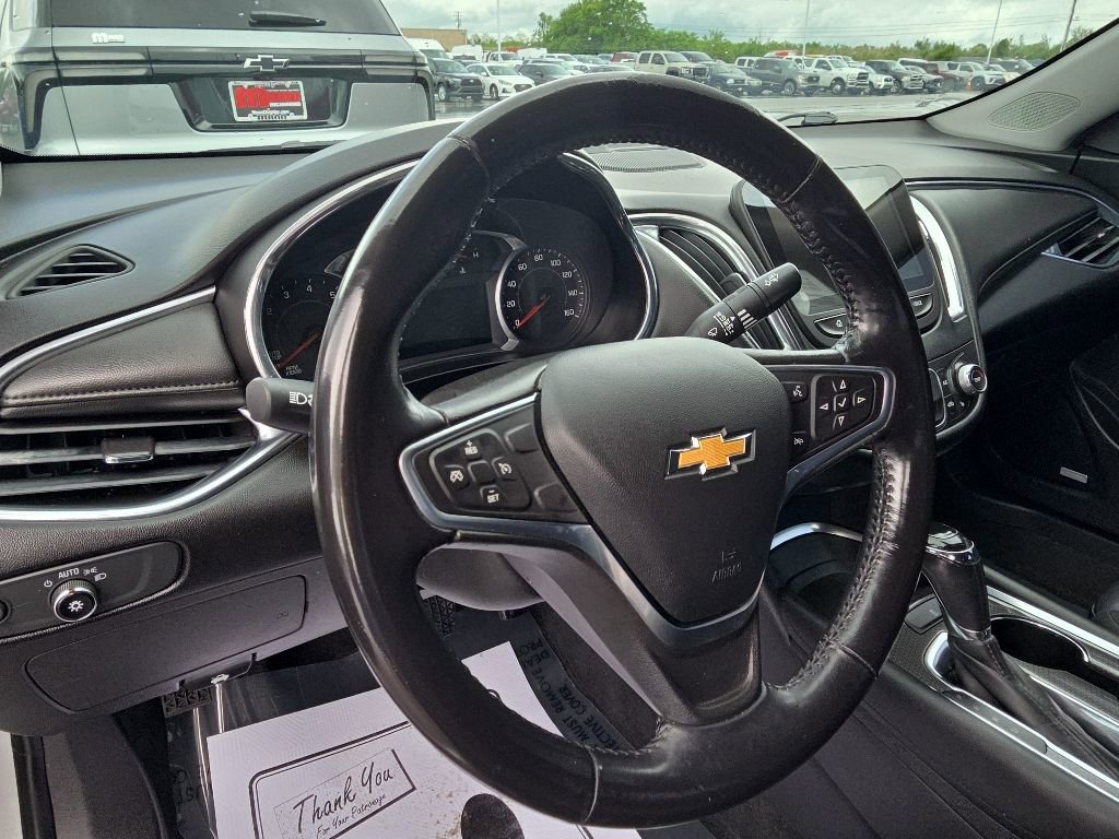 Used 2018 Chevrolet Malibu LT w/ Leather Package FWD image 9