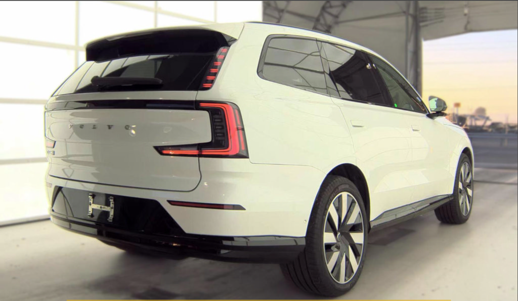Used 2025 Volvo EX90 Ultra AWD/4WD image 7