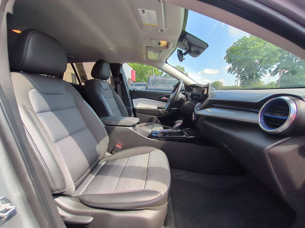 Used 2025 Chevrolet Trax LT w/ LT Convenience Package FWD image 30