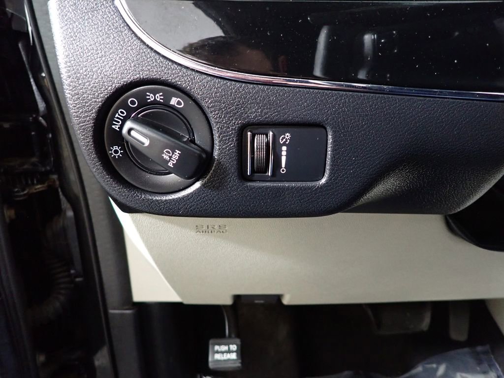 Used 2017 Dodge Grand Caravan SXT image 28