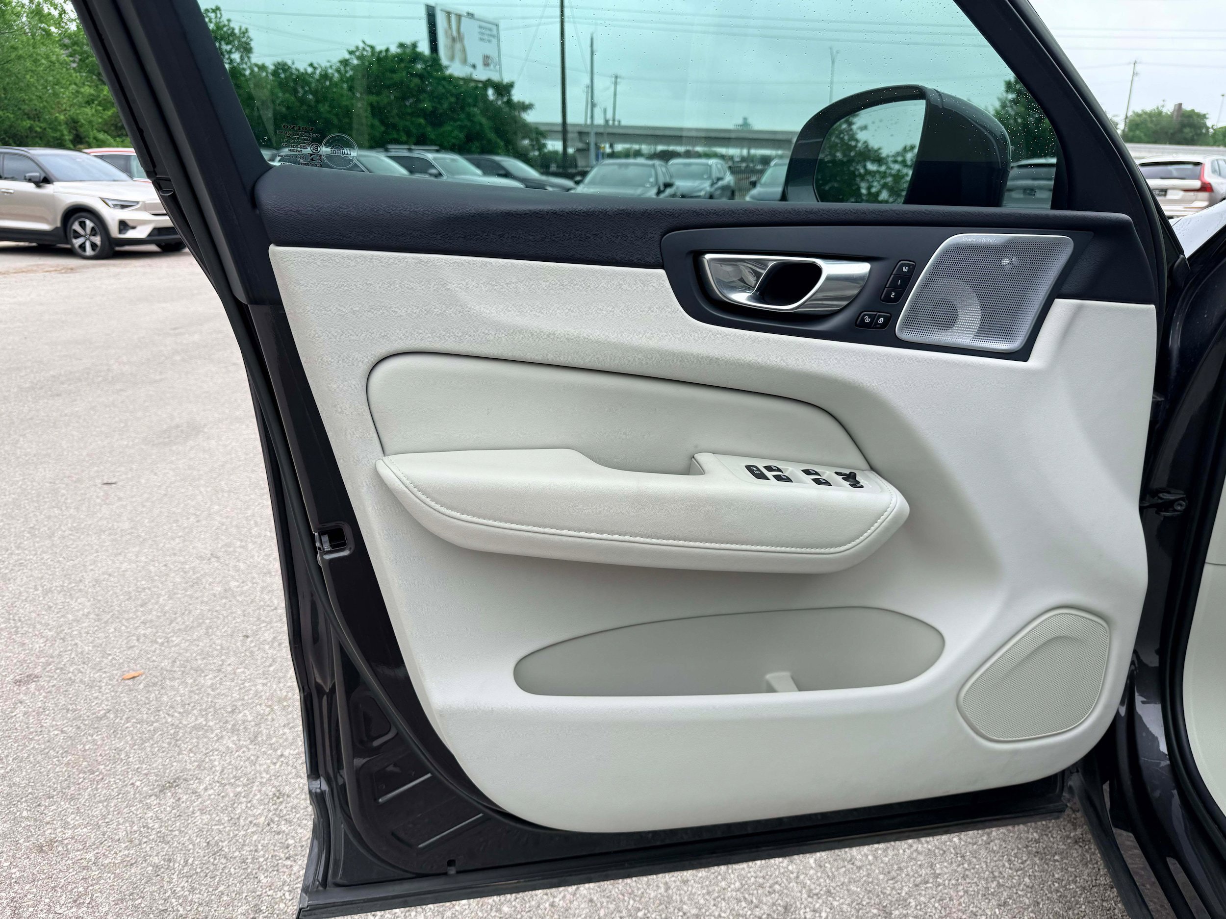 Certified 2023 Volvo XC60 B5 Ultimate w/ Protection Package Premier image 10
