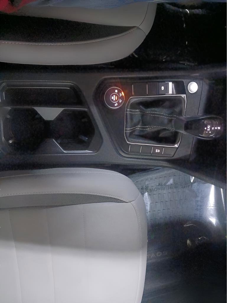 Used 2022 Volkswagen Taos SE w/ Panoramic Sunroof Package image 14