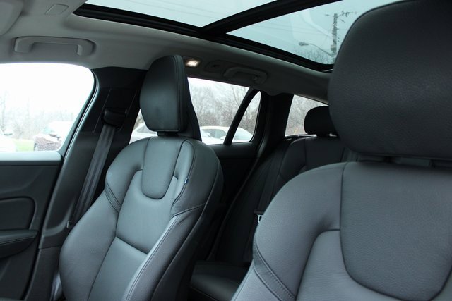 Used 2025 Volvo V60 B5 Cross Country Plus image 15