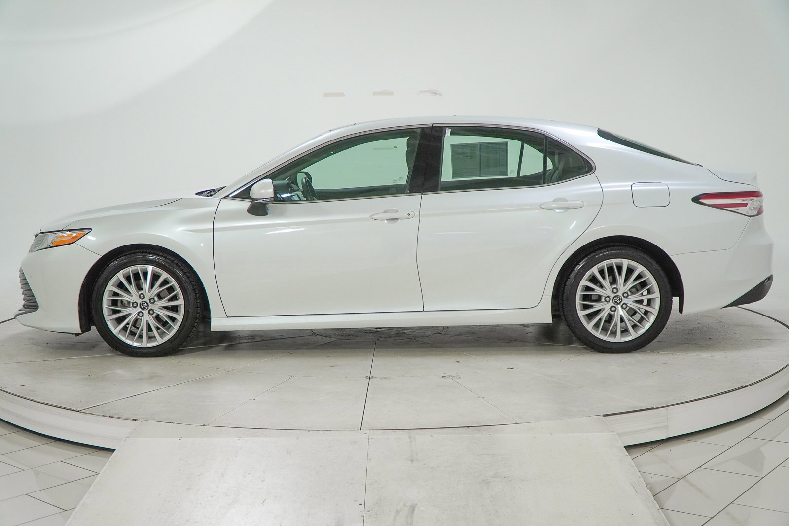 Used 2018 Toyota Camry XLE image 6