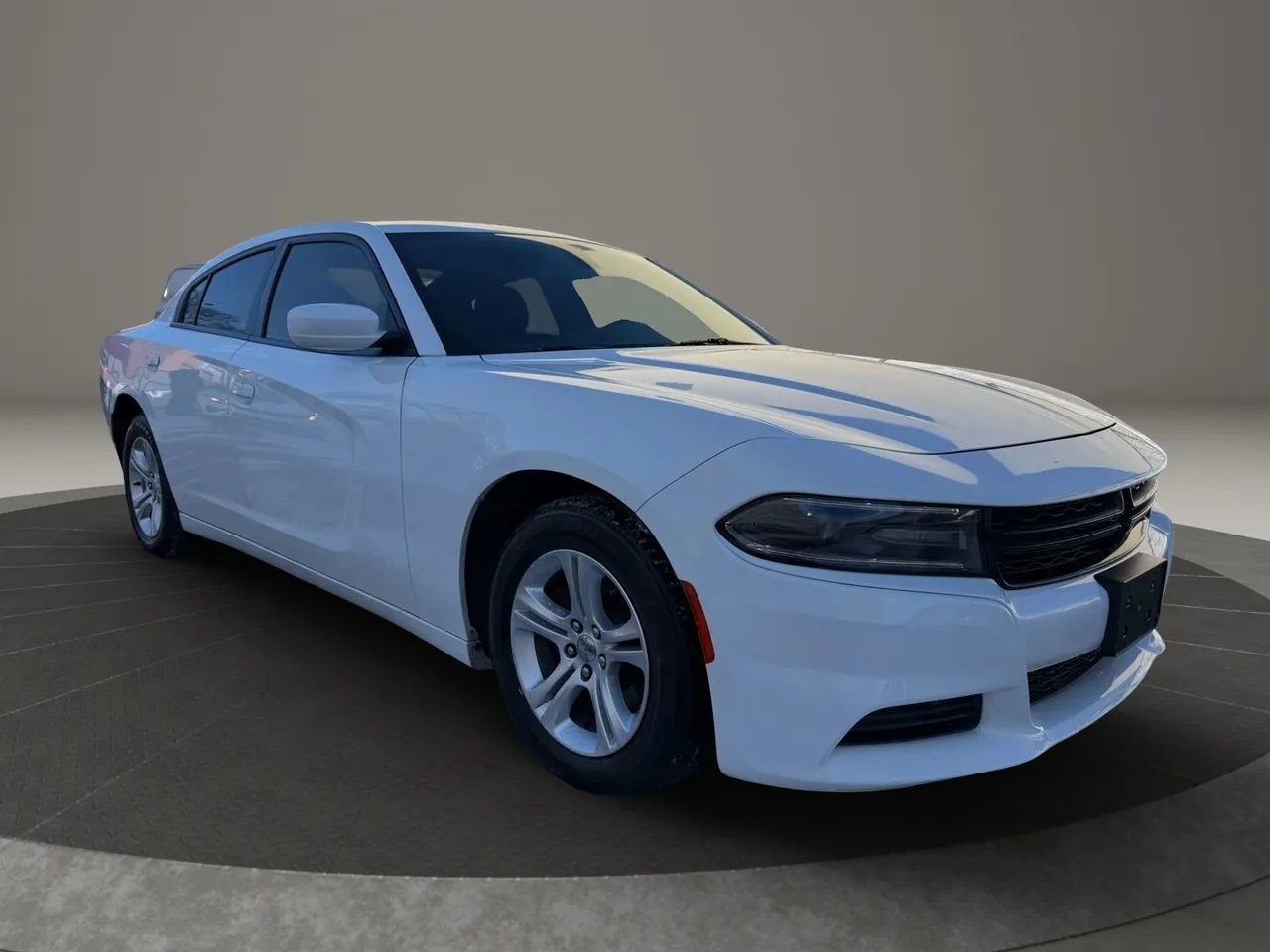 Used 2019 Dodge Charger SXT image 3