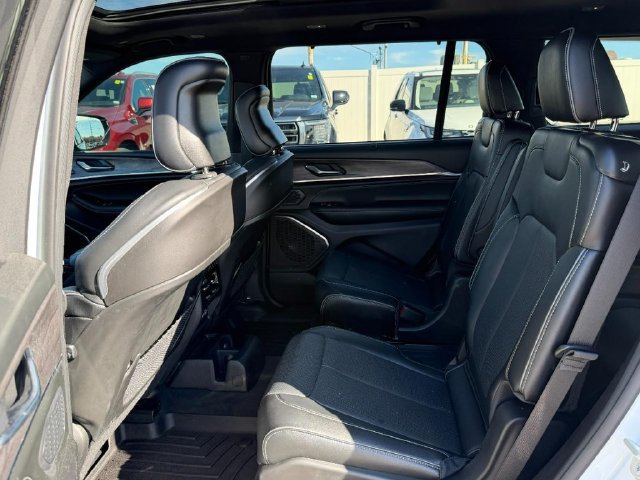 Used 2024 Jeep Grand Cherokee L Overland w/ Luxury Tech Group IV AWD/4WD image 13