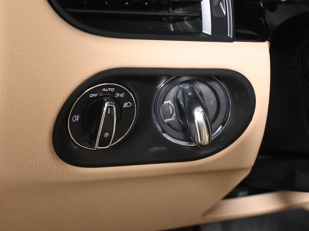 Used 2024 Porsche Macan AWD/4WD image 30