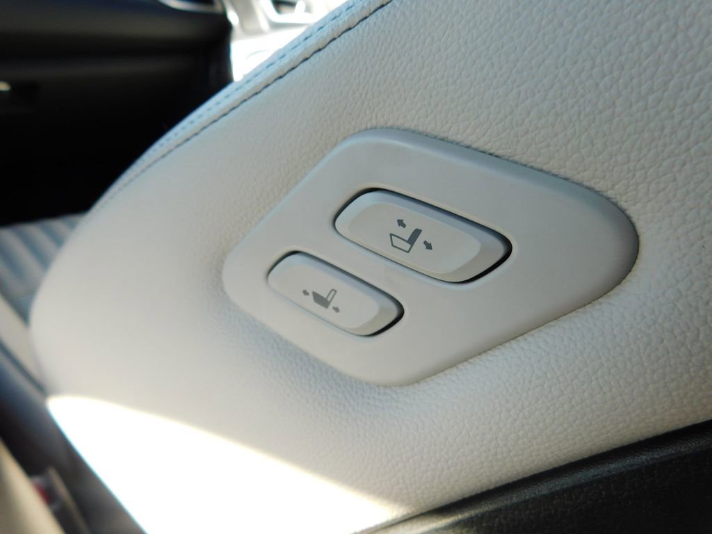 Used 2025 Genesis G70 3.3T Advanced image 16