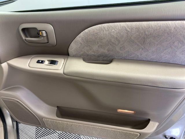 Used 2000 Toyota Sienna FWD image 22