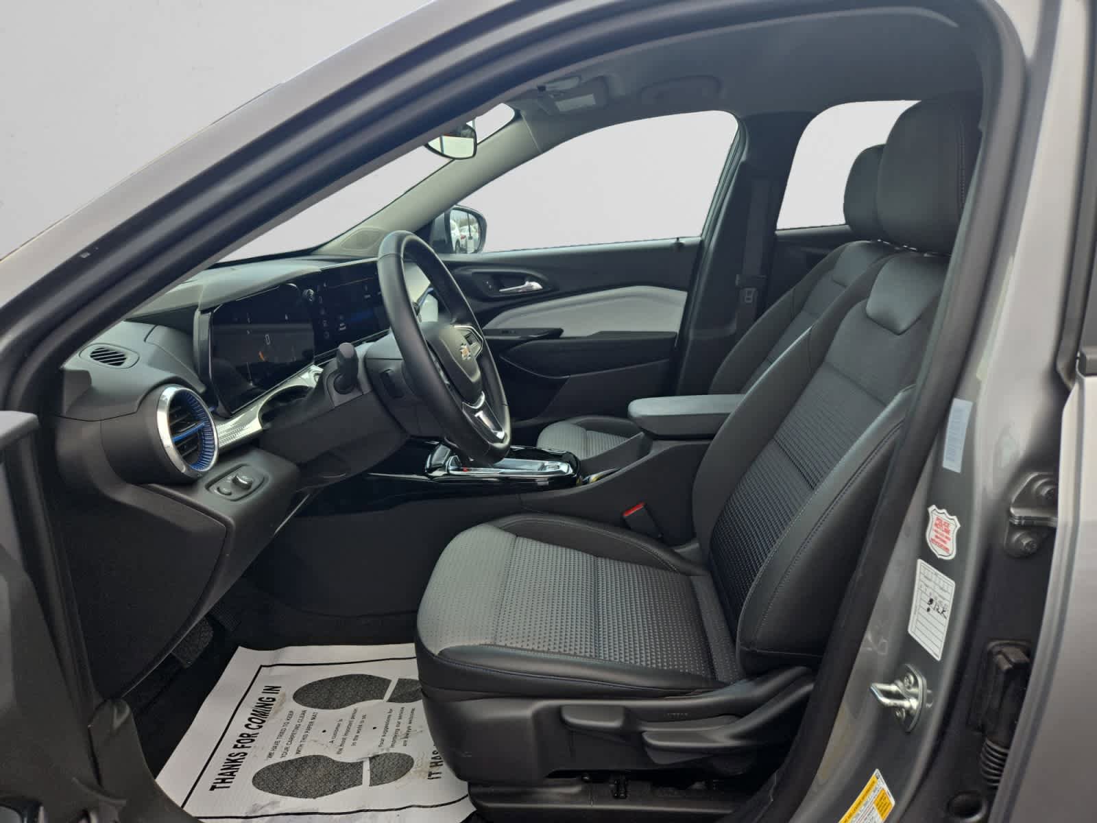 Used 2025 Chevrolet Trax LT w/ LT Convenience Package image 10