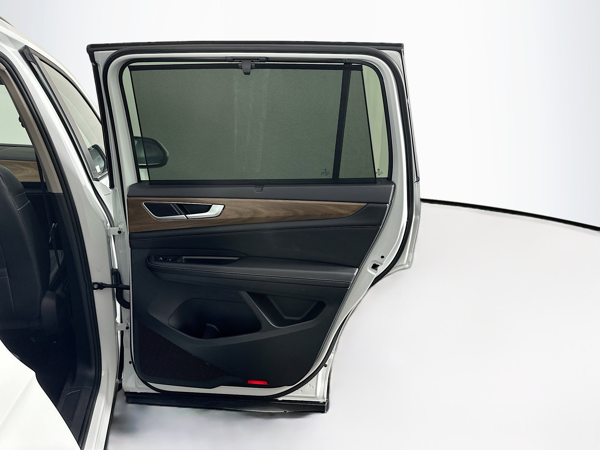 Used 2025 Volkswagen Atlas SE image 33