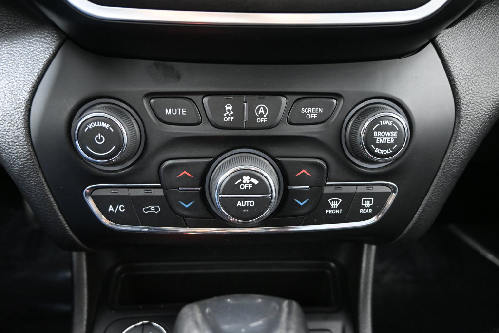 Used 2019 Jeep Cherokee Trailhawk AWD/4WD image 30