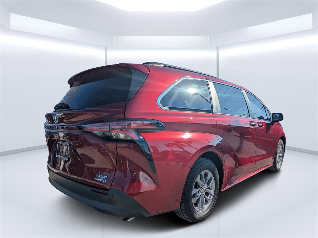 Used 2021 Toyota Sienna XLE w/ XLE Plus Package image 3