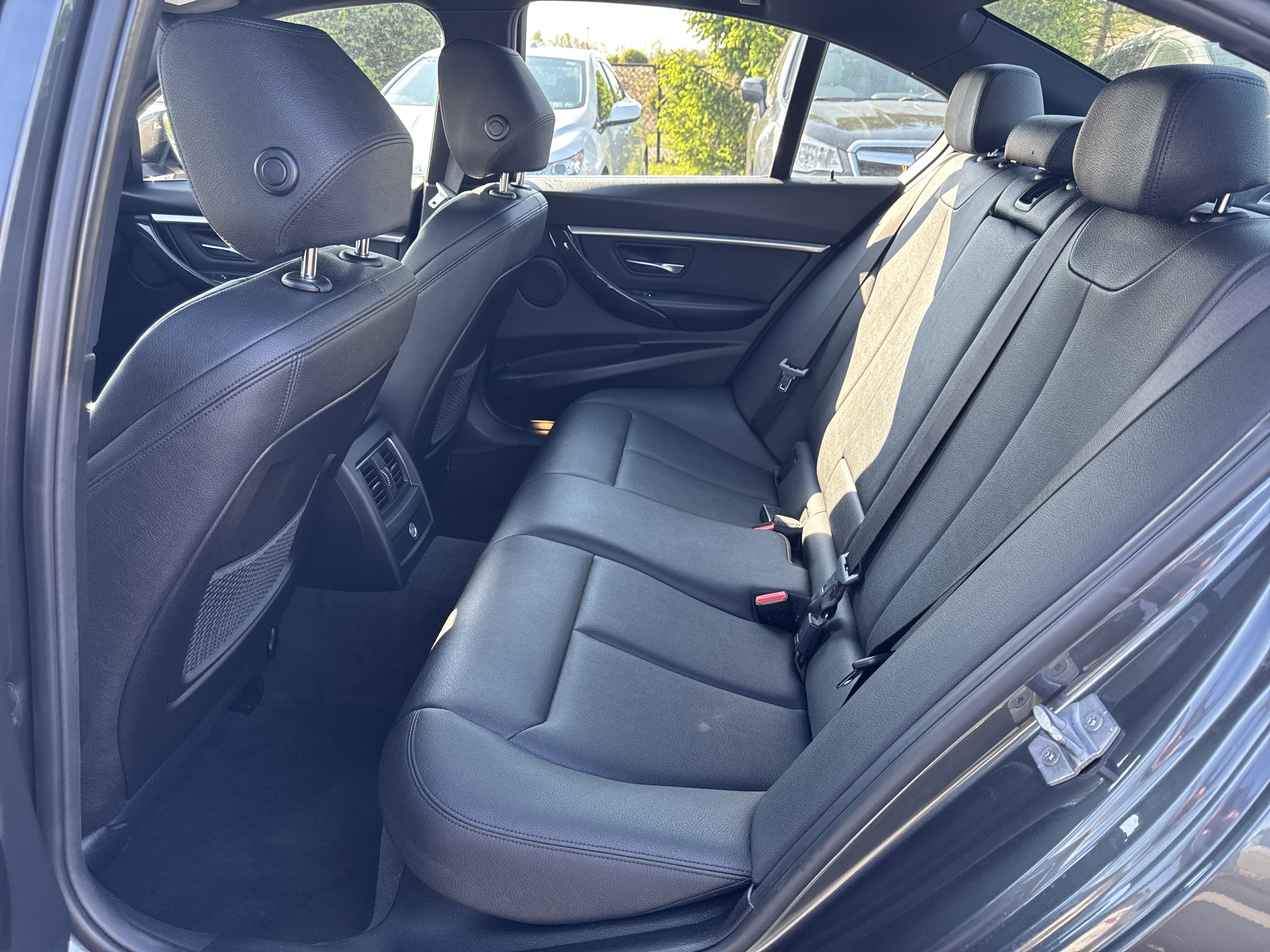 Used 2018 BMW 330i xDrive Sedan w/ Convenience Package AWD/4WD image 19