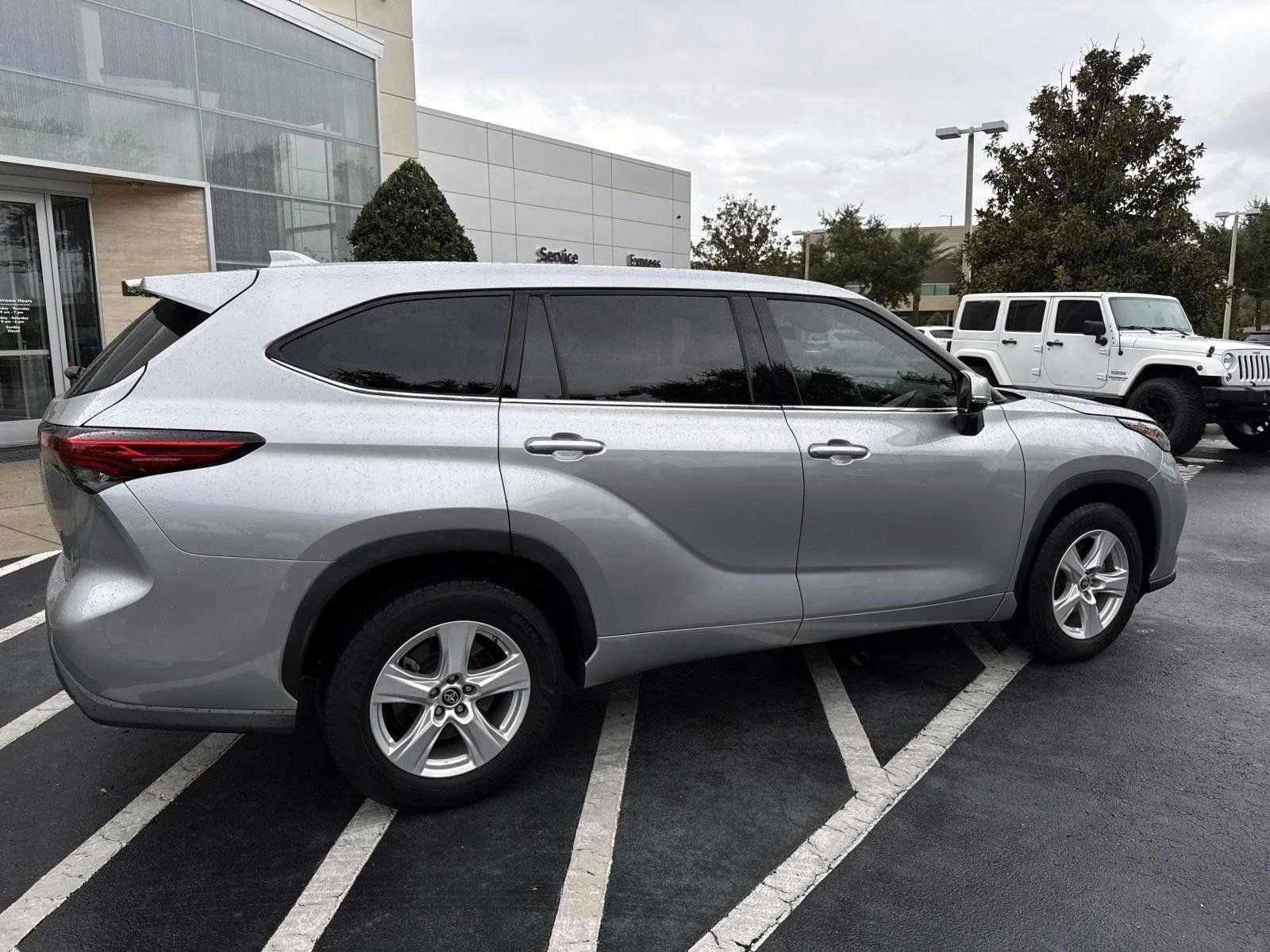 Used 2021 Toyota Highlander LE image 2