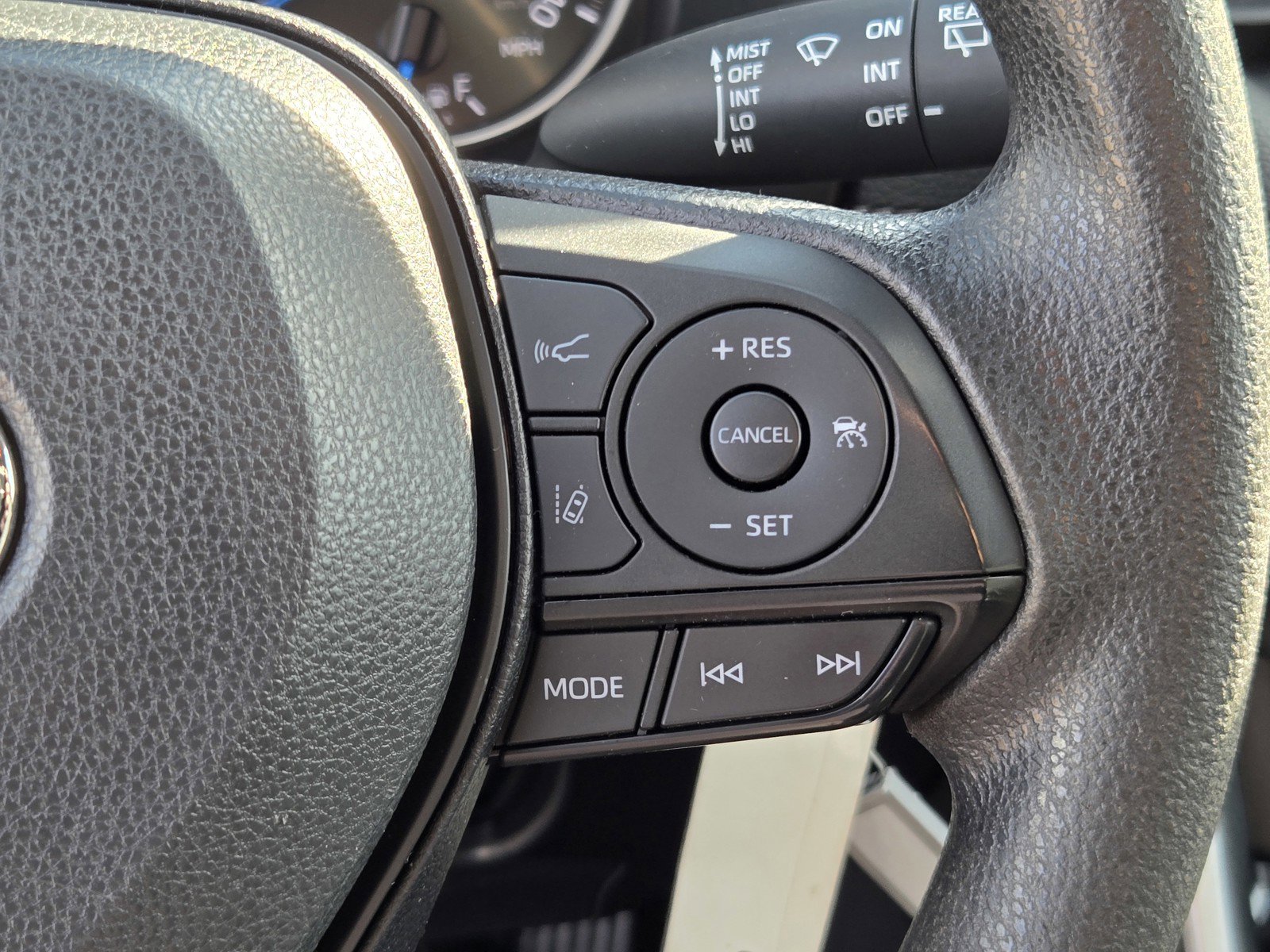 Used 2022 Toyota RAV4 LE image 23