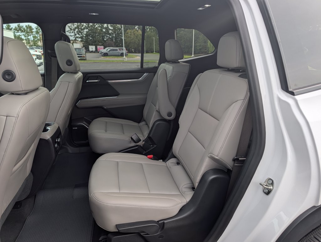 Used 2026 GMC Acadia Elevation w/ Elevation Premium Package FWD image 16