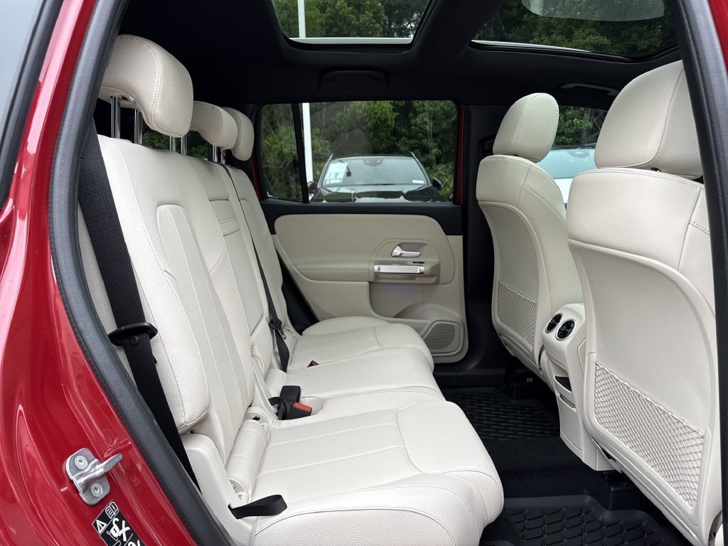 Certified 2025 Mercedes-Benz GLB 250 image 17