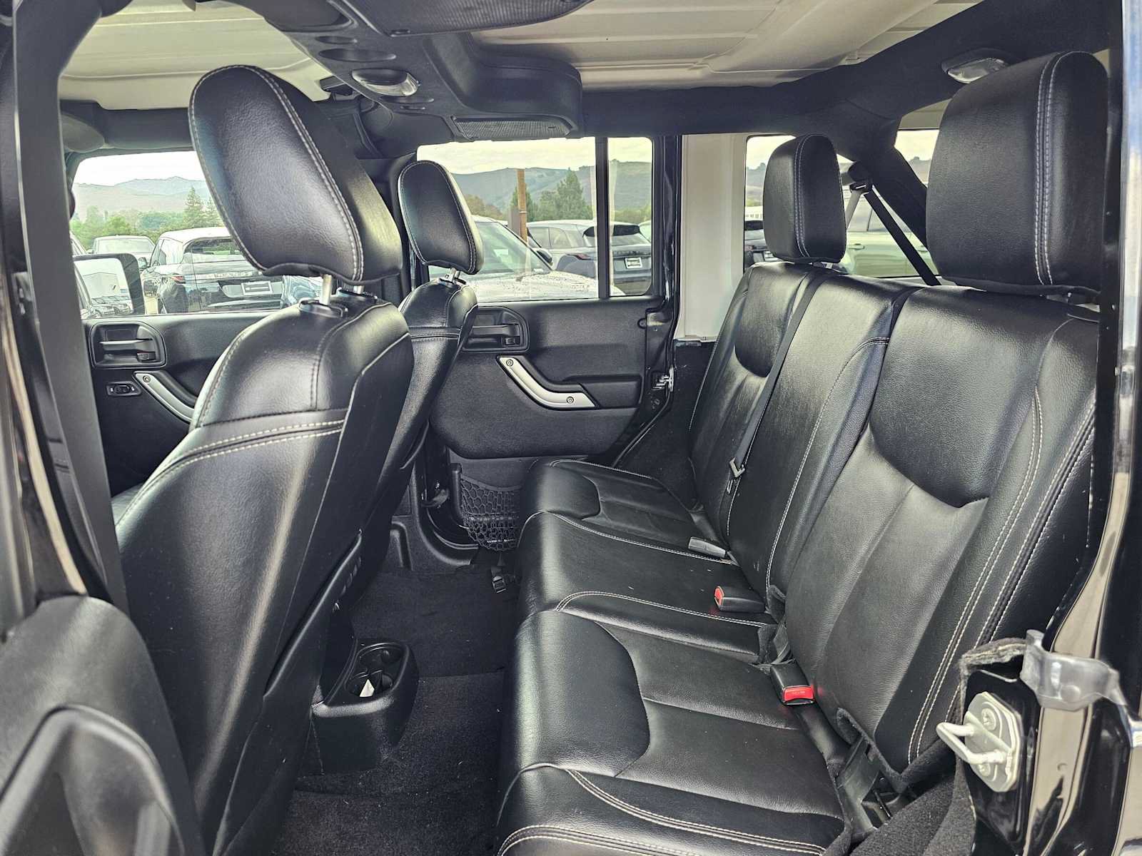 Used 2016 Jeep Wrangler Unlimited Sahara w/ Connectivity Group AWD/4WD image 16