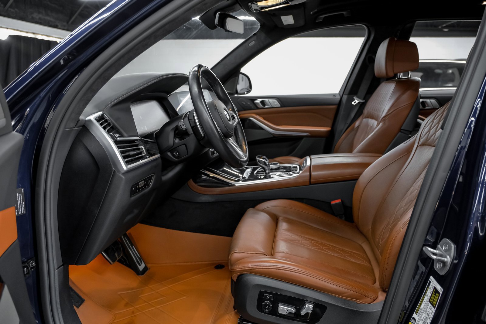 Used 2022 BMW X7 M50i w/ Executive Package image 4