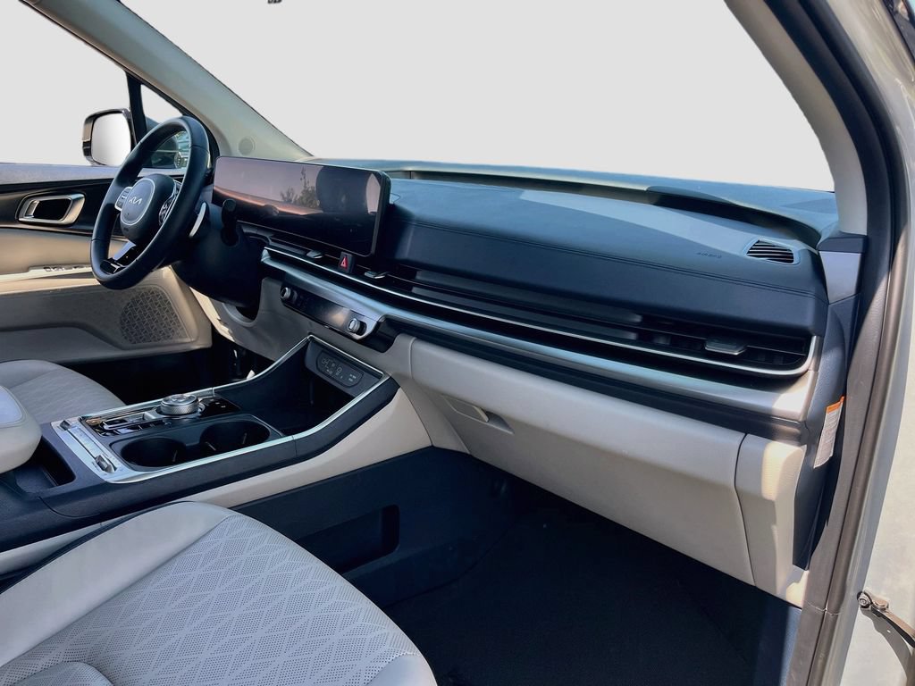 Used 2025 Kia Carnival SX w/ SX Dark Edition Package FWD image 30