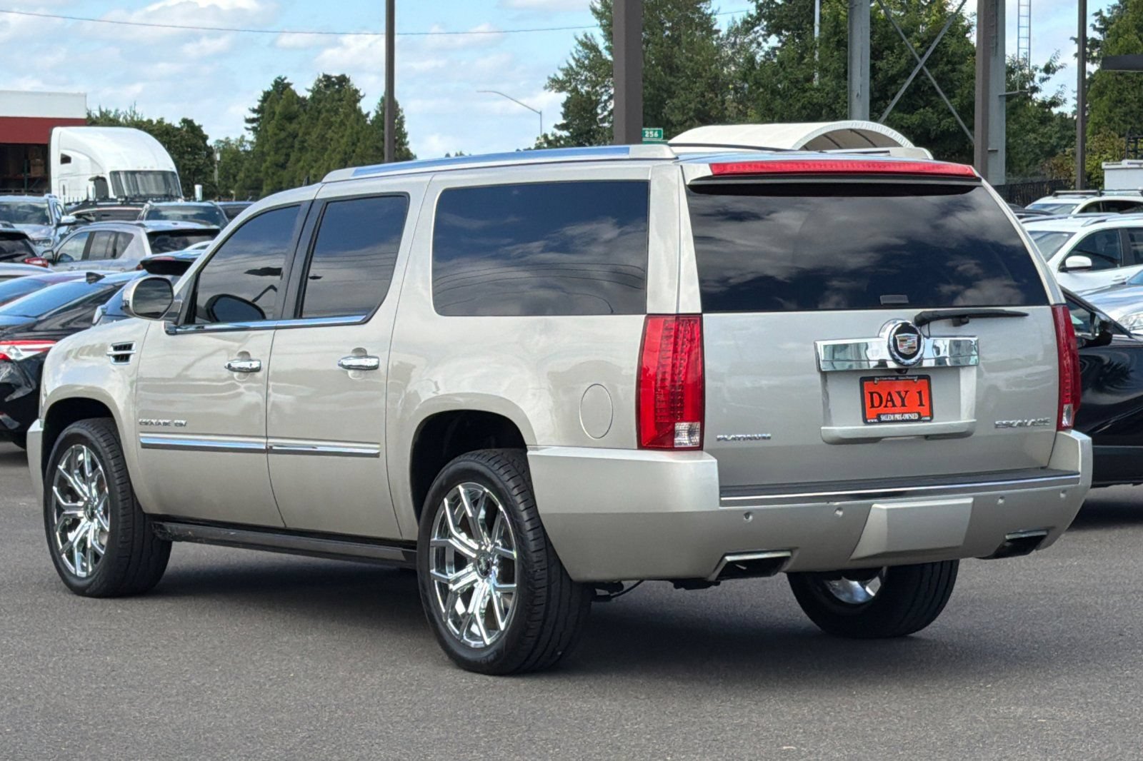 Used 2013 Cadillac Escalade ESV Platinum AWD/4WD image 7