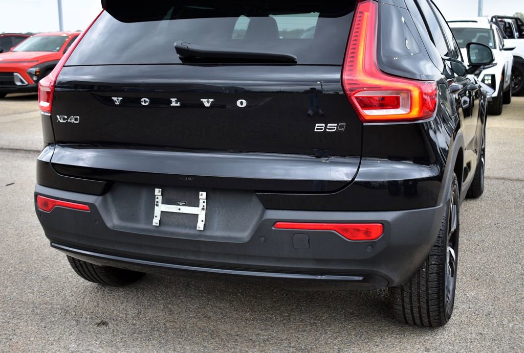 Used 2023 Volvo XC40 B5 Plus image 9