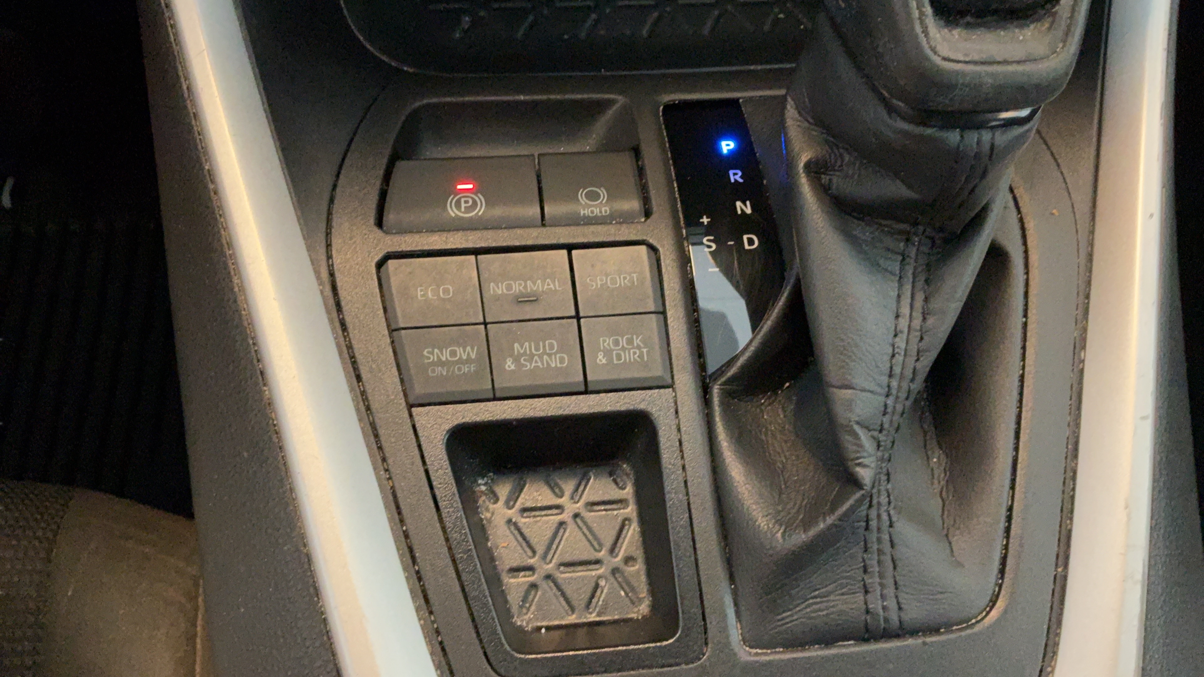 Used 2022 Toyota RAV4 LE AWD/4WD image 21