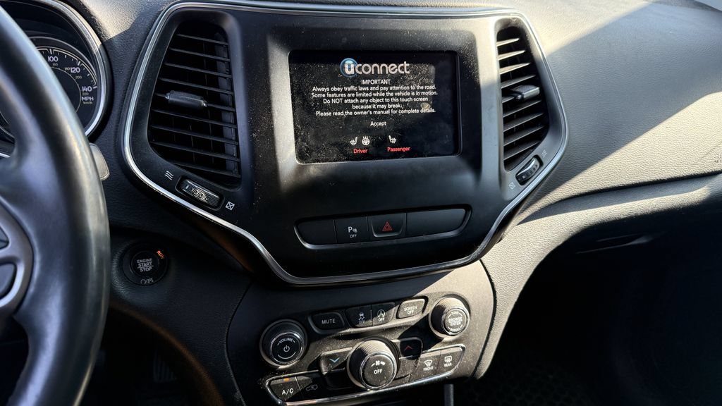 Used 2019 Jeep Cherokee Latitude Plus w/ Cold Weather Group AWD/4WD image 3