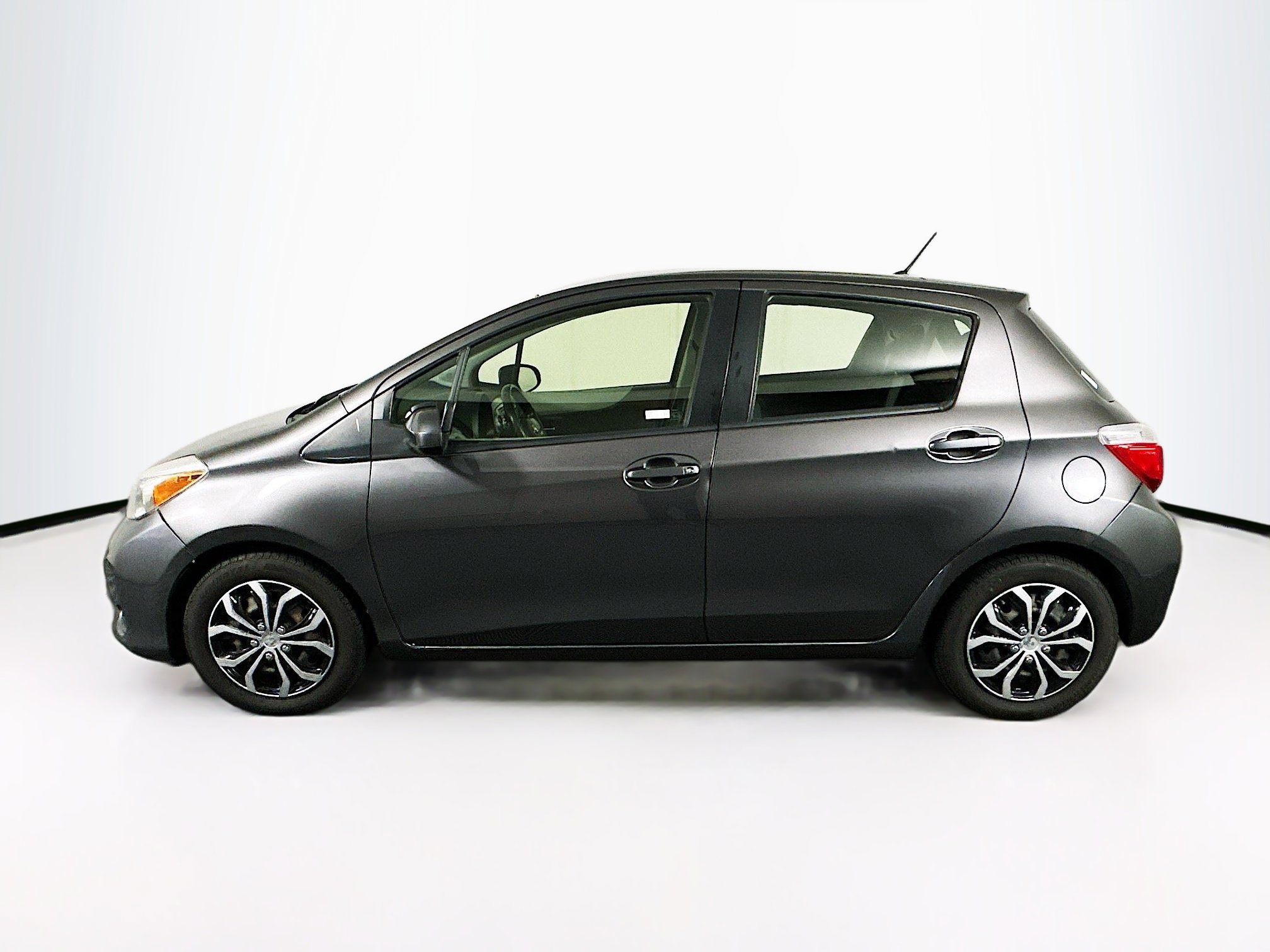 Used 2013 Toyota Yaris LE image 4