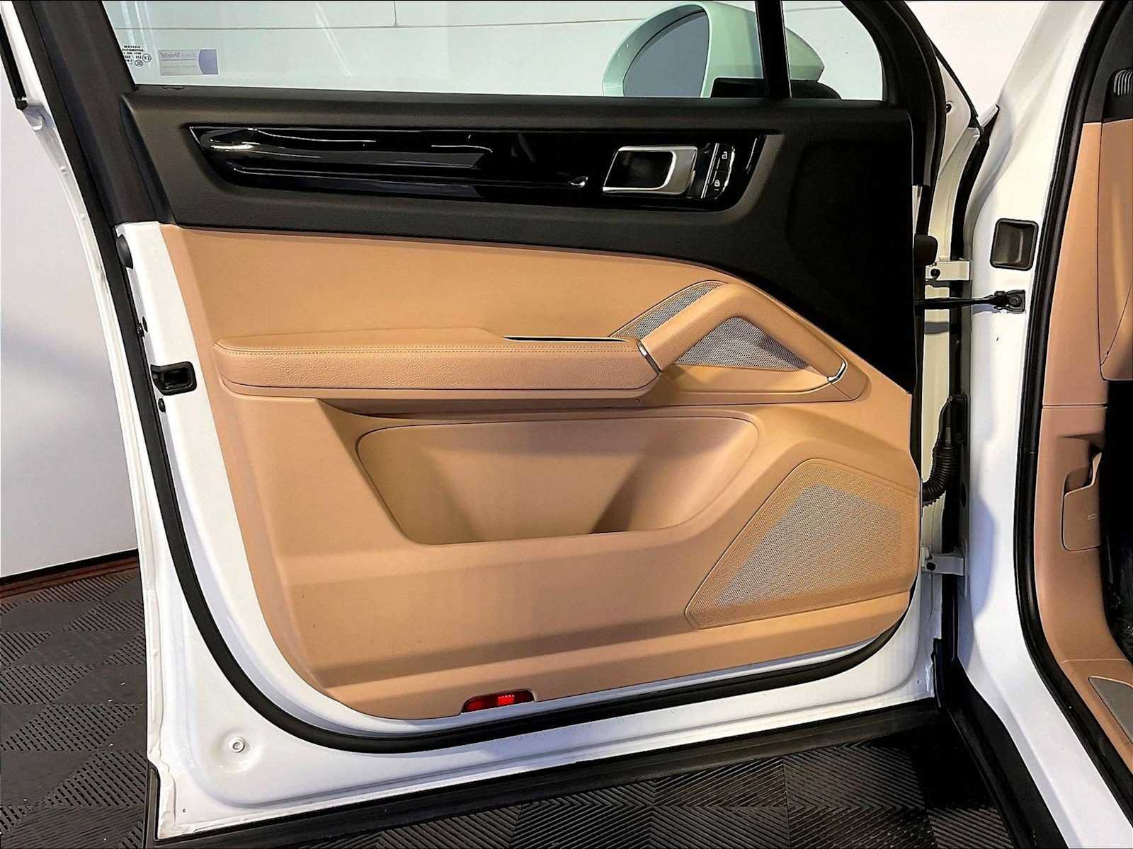 Certified 2022 Porsche Cayenne AWD/4WD image 25