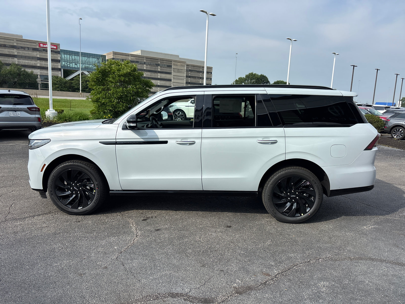New 2026 Lincoln Navigator Reserve w/ Jet Appearance Package AWD/4WD image 4