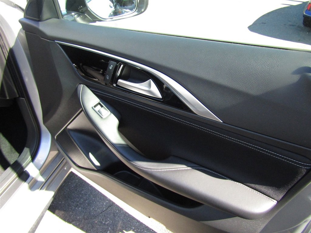 Used 2018 INFINITI QX30 image 9