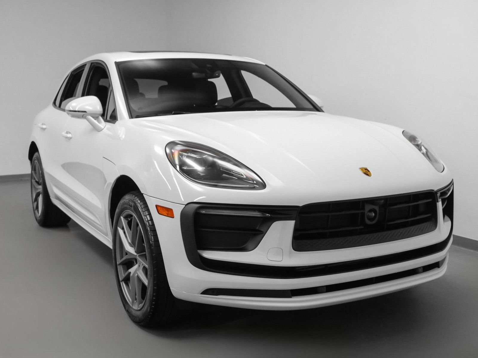 Certified 2025 Porsche Macan image 10
