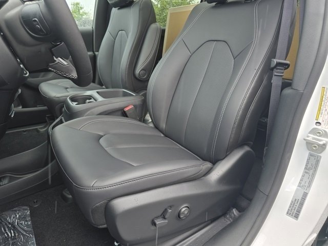 New 2025 Chrysler Pacifica Select w/ Fav Edition Package image 4