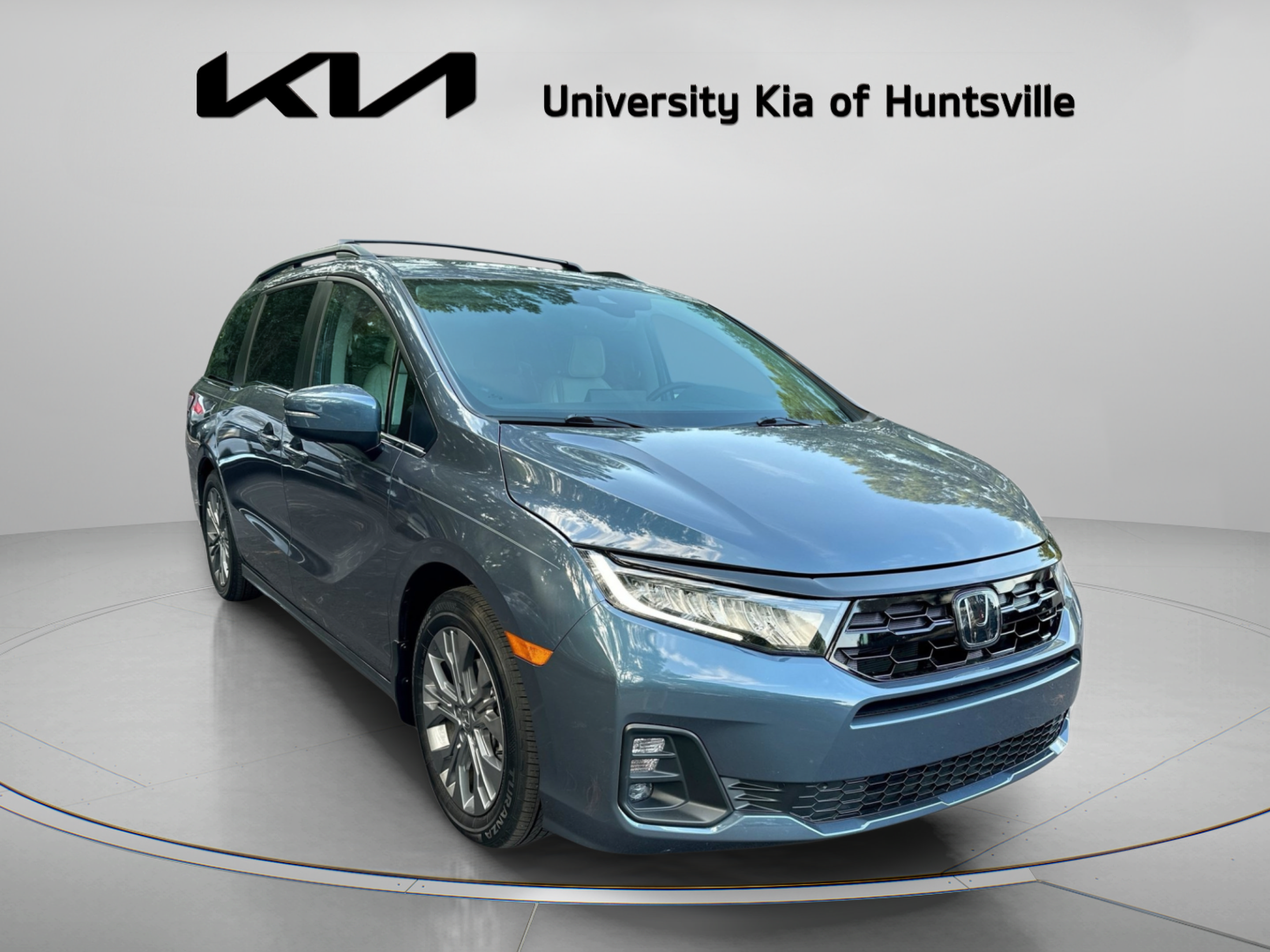 Used 2025 Honda Odyssey Touring image 2