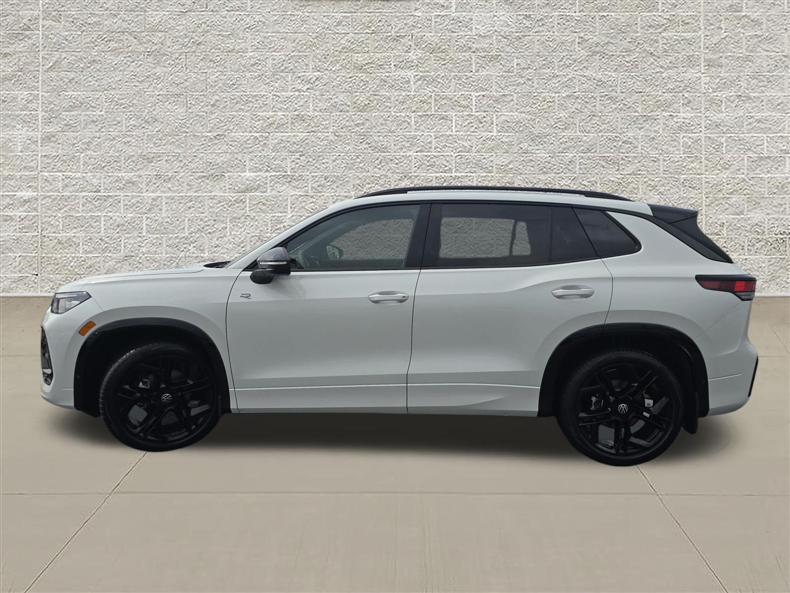New 2026 Volkswagen Tiguan SE R-Line FWD image 4