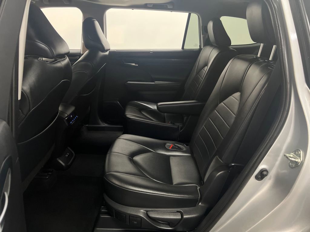 Used 2020 Toyota Highlander XLE image 26
