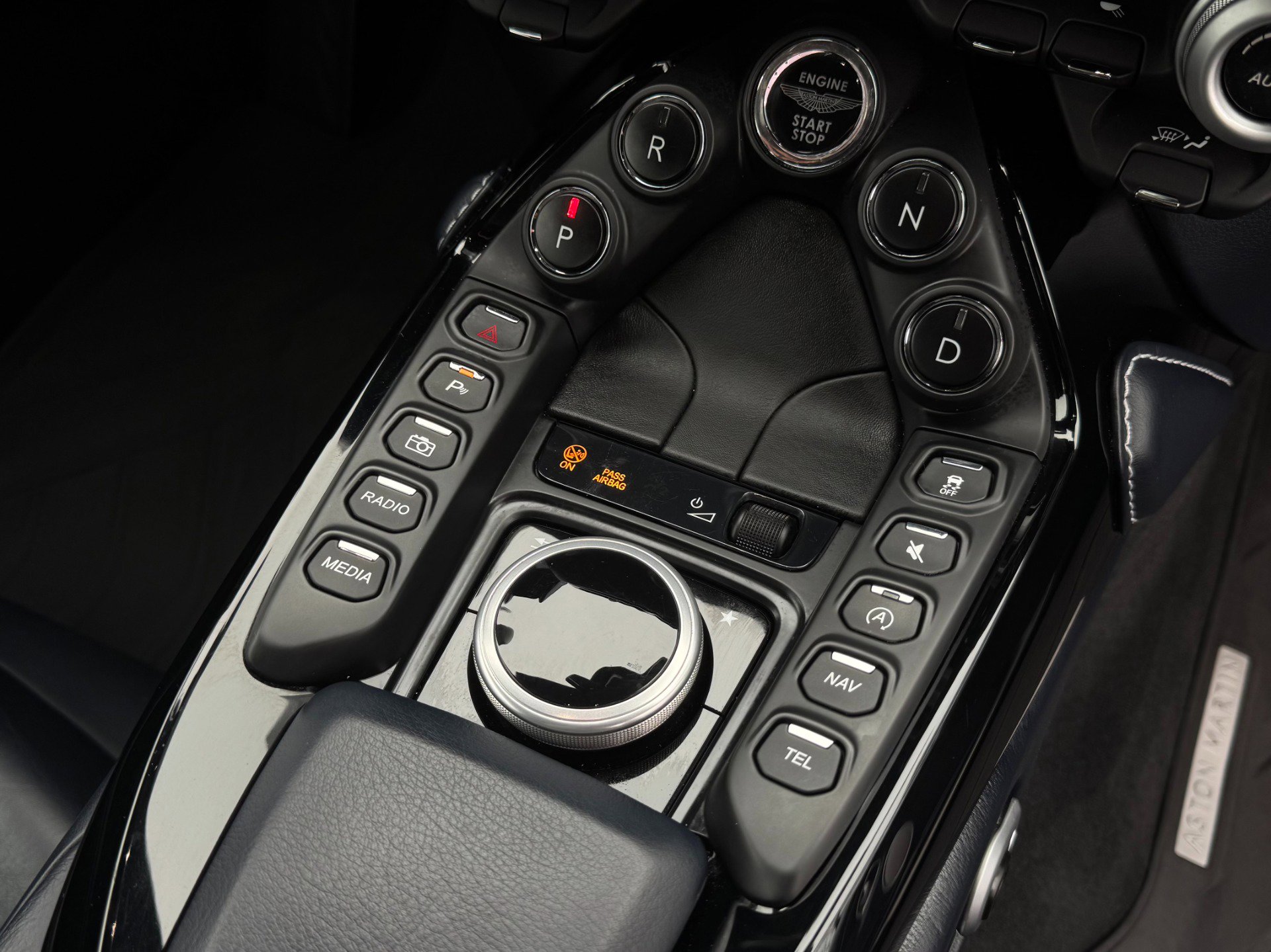 Used 2020 Aston Martin V8 Vantage Coupe image 28