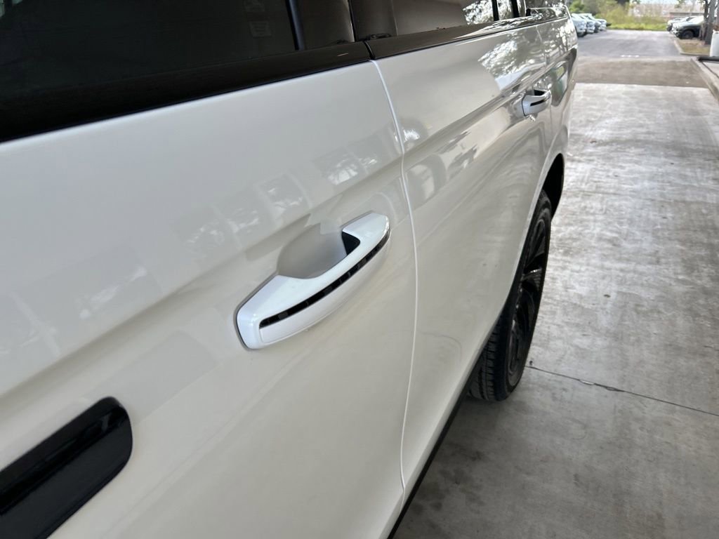 Used 2025 Lincoln Navigator Reserve w/ Jet Appearance Package image 18