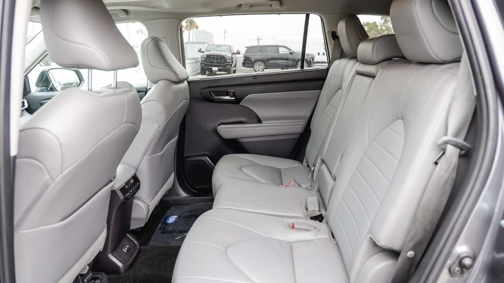 Used 2024 Toyota Highlander XLE AWD/4WD image 23
