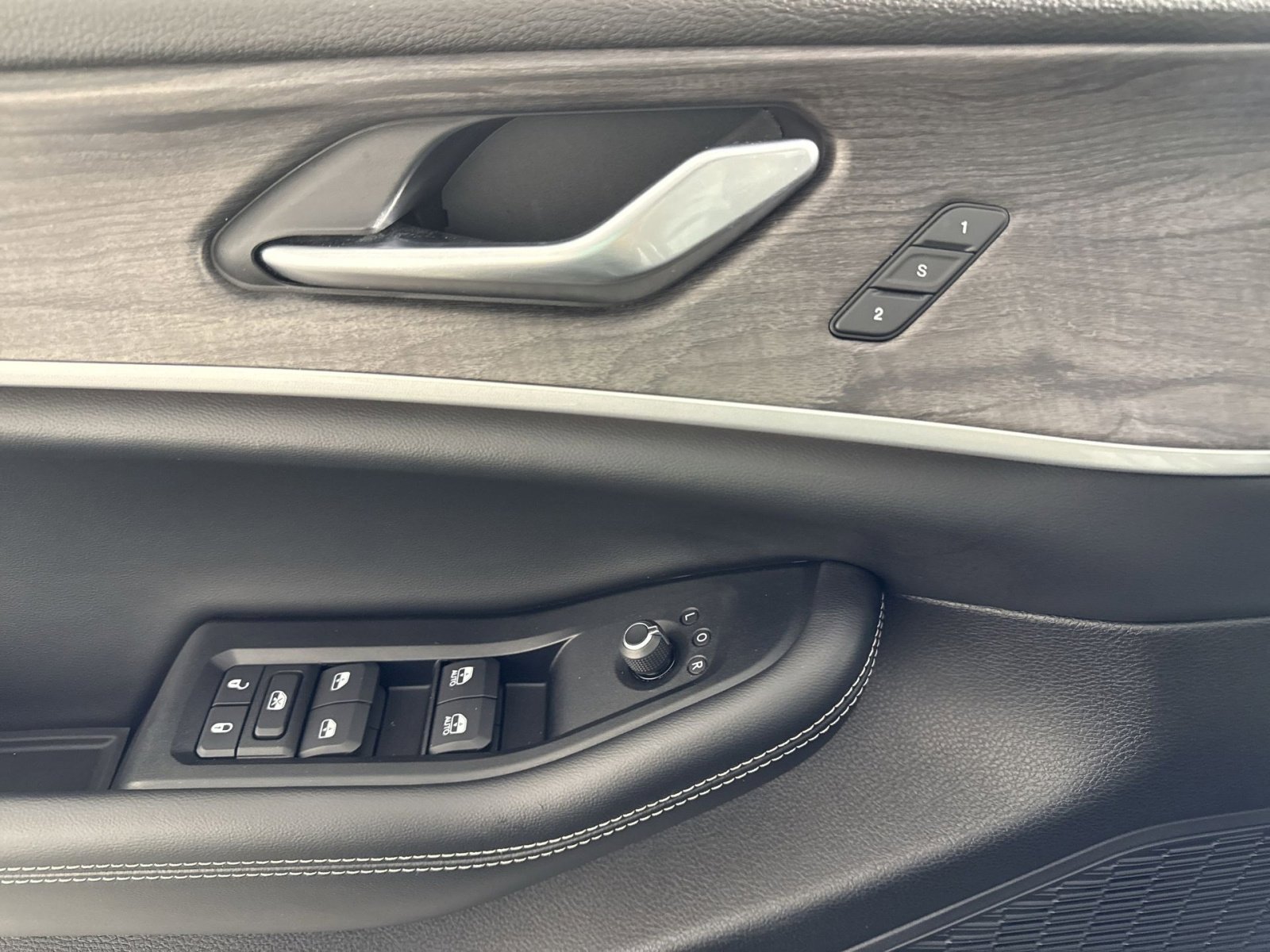 Used 2023 Jeep Grand Cherokee Limited w/ Black Appearance Package image 15