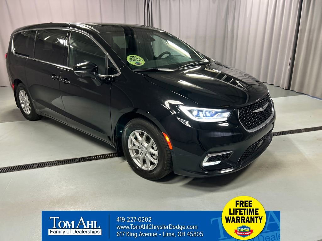 Used 2025 Chrysler Pacifica Select w/ Uconnect Theater Family Group image 1