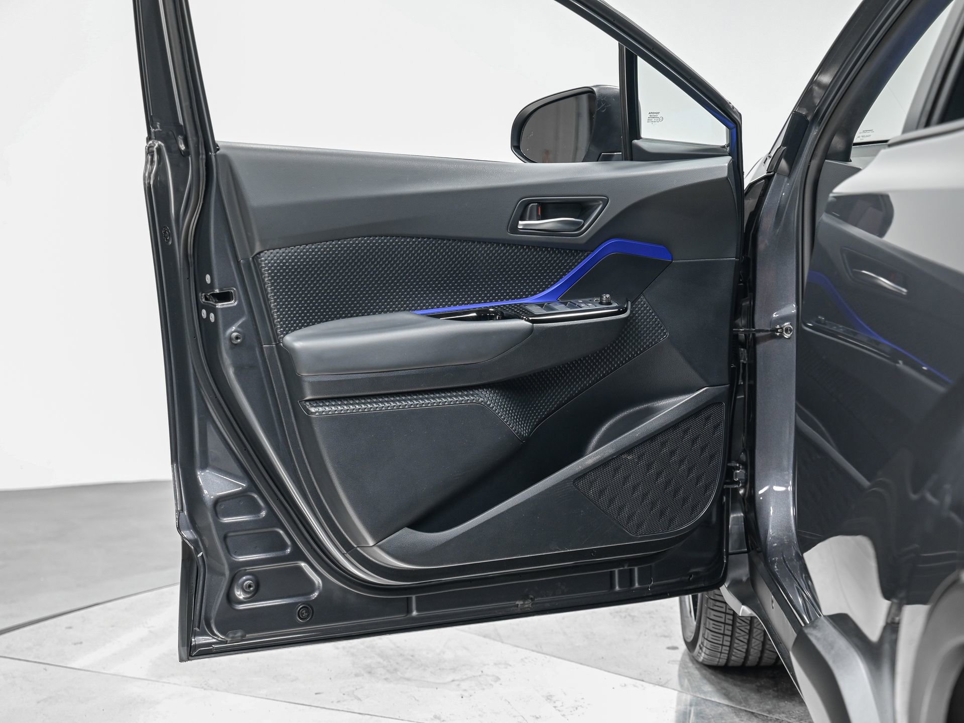 Used 2022 Toyota C-HR XLE image 12