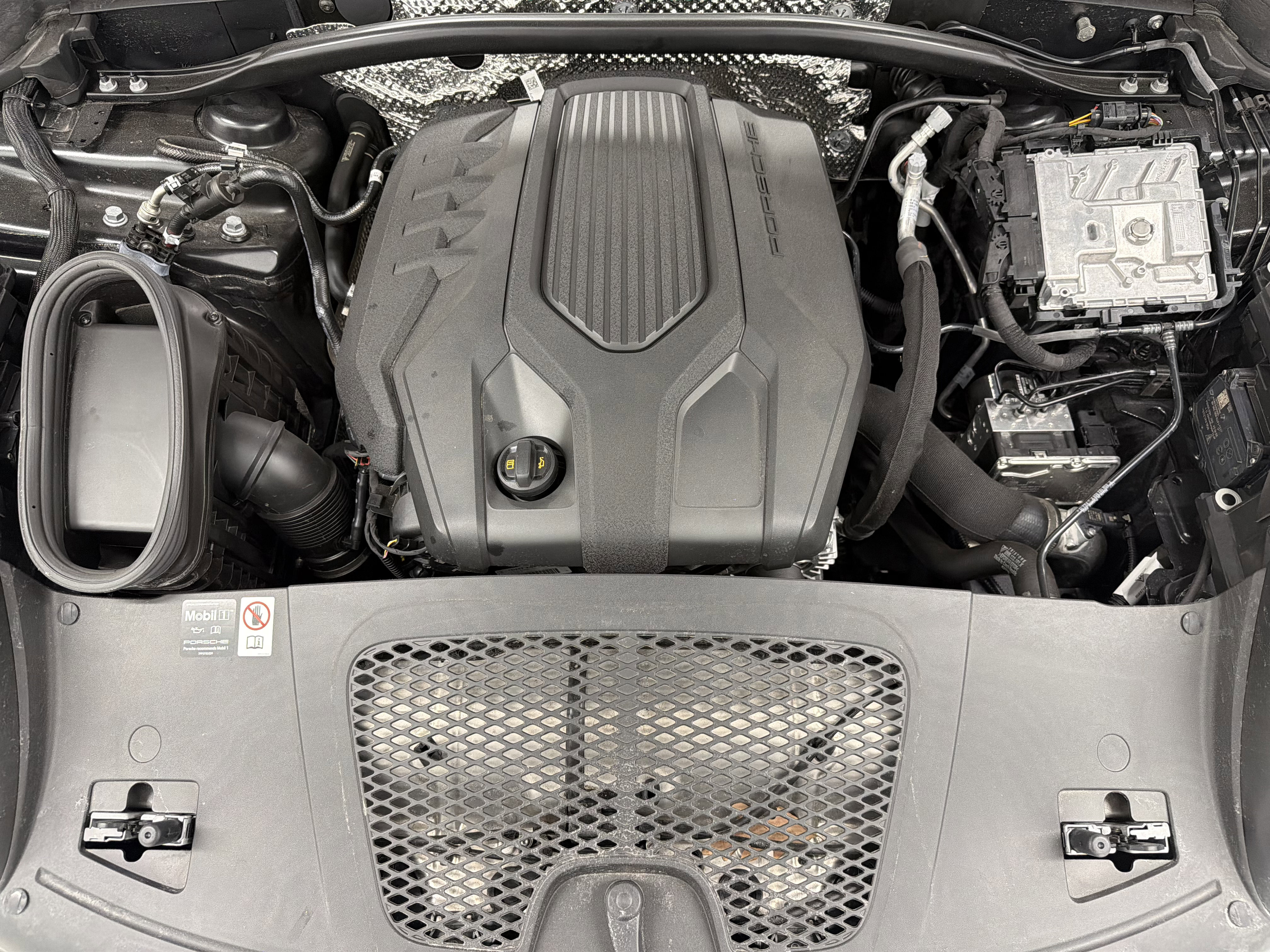 Certified 2025 Porsche Macan image 61