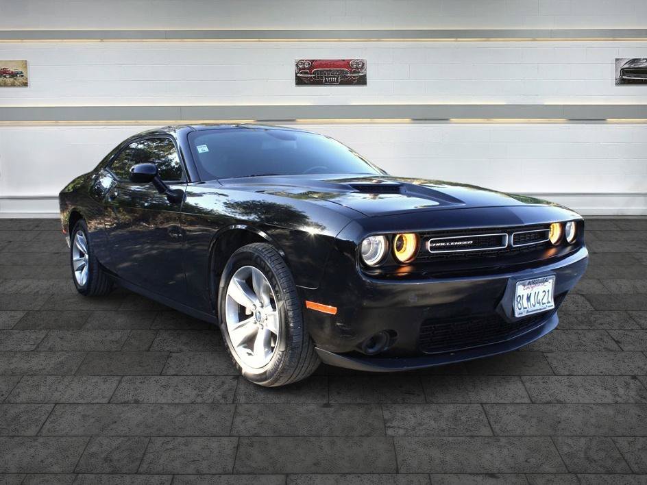 Used 2018 Dodge Challenger SXT RWD image 1
