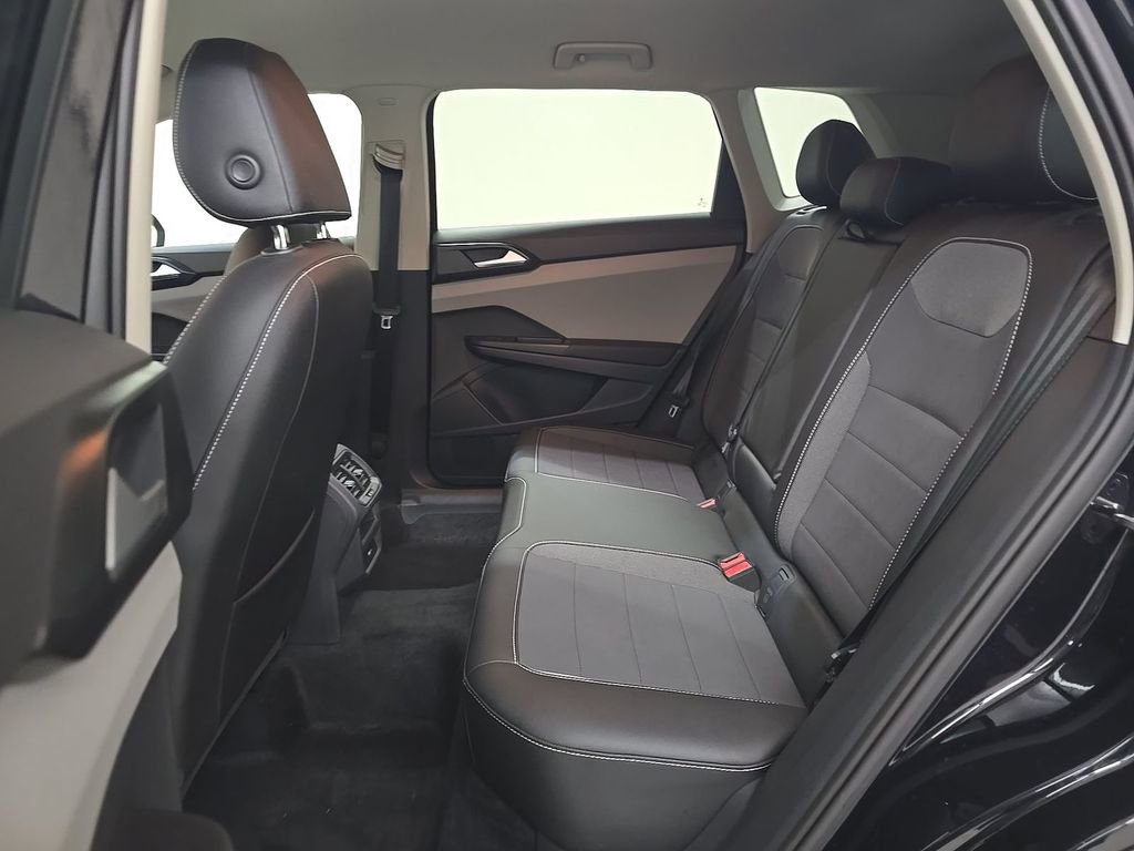 Used 2022 Volkswagen Taos SE w/ Driver Assistance Package FWD image 8